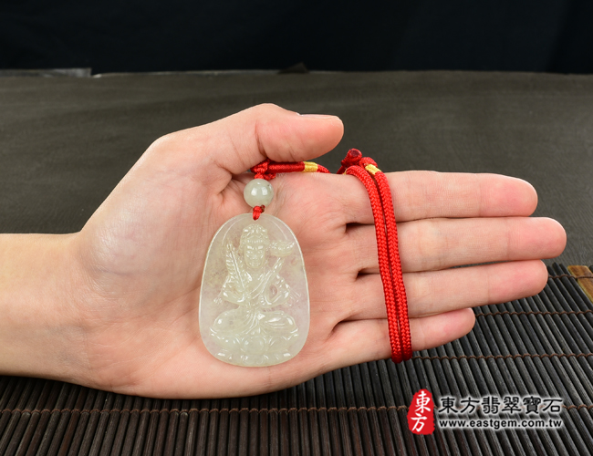 虛空藏菩薩項鍊玉珮大小示意照片  翡翠虛空藏菩薩項鍊玉珮（虛空藏菩薩：虛空藏菩薩牌A貨翡翠虛空藏菩薩玉珮、緬甸玉虛空藏菩薩玉墜）。淡綠色糯冰種虛空藏菩薩，GY1316。客製化訂做各種翡翠虛空藏菩薩吊墜玉珮項鍊。★附A貨翡翠雙證書