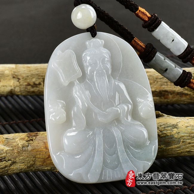 太上老君項鍊玉珮左側照片  翡翠太上老君項鍊玉珮（道德天尊：太上老君牌A貨翡翠太上老君玉珮、緬甸玉太上老君玉墜）。淡綠色糯種太上老君，KN153。客製化訂做各種翡翠太上老君吊墜玉珮項鍊。★附A貨翡翠雙證書