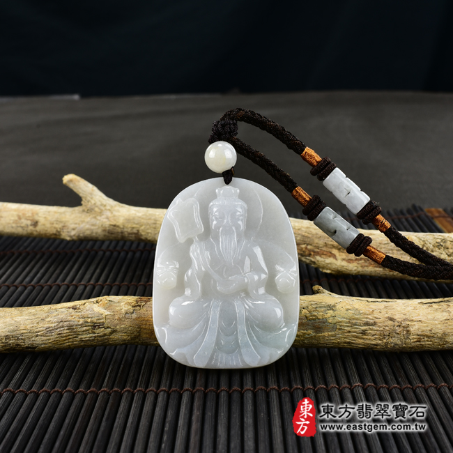 太上老君項鍊玉珮情境照片  翡翠太上老君項鍊玉珮（道德天尊：太上老君牌A貨翡翠太上老君玉珮、緬甸玉太上老君玉墜）。淡綠色糯種太上老君，KN153。客製化訂做各種翡翠太上老君吊墜玉珮項鍊。★附A貨翡翠雙證書