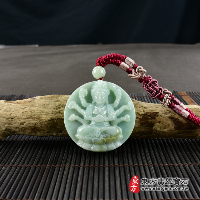 千手觀音項鍊玉珮情境照片  翡翠千手觀音項鍊玉珮（千手觀音：千手觀音牌A貨翡翠千手觀音玉珮、緬甸玉千手觀音玉墜）。綠色細豆種千手觀音，LH218。客製化訂做各種翡翠千手觀音吊墜玉珮項鍊。★附A貨翡翠雙證書