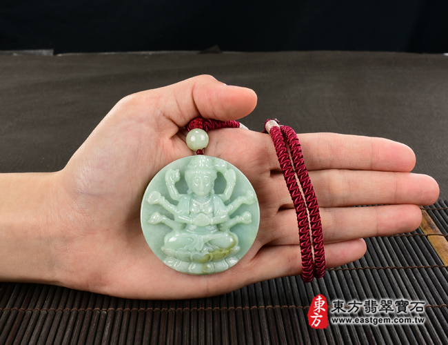 千手觀音項鍊玉珮大小示意照片  翡翠千手觀音項鍊玉珮（千手觀音：千手觀音牌A貨翡翠千手觀音玉珮、緬甸玉千手觀音玉墜）。綠色細豆種千手觀音，LH218。客製化訂做各種翡翠千手觀音吊墜玉珮項鍊。★附A貨翡翠雙證書