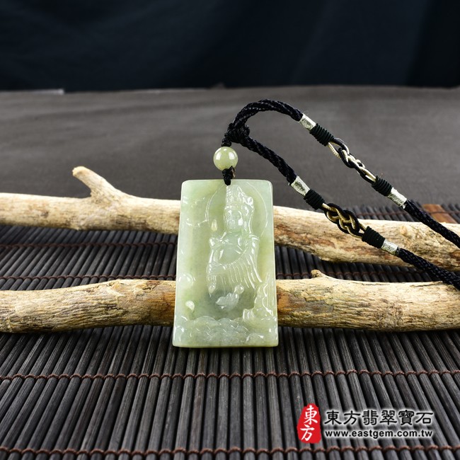 媽祖項鍊玉珮情境照片  翡翠媽祖項鍊玉珮（天上聖母：媽祖牌A貨翡翠媽祖玉珮、緬甸玉媽祖玉墜）。綠色糯種媽祖，MD158。客製化訂做各種翡翠媽祖吊墜玉珮項鍊。★附A貨翡翠雙證書