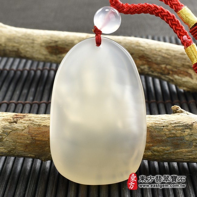 普賢菩薩項鍊玉珮背面照片  瑪瑙普賢菩薩項鍊玉珮（遍吉菩薩：普賢菩薩牌瑪瑙普賢菩薩玉珮、玉髓普賢菩薩玉墜）。白瑪瑙玉髓普賢菩薩，BS156。客製化訂做各種瑪瑙玉髓普賢菩薩吊墜玉珮項鍊。★附東方翡翠寶石保證卡