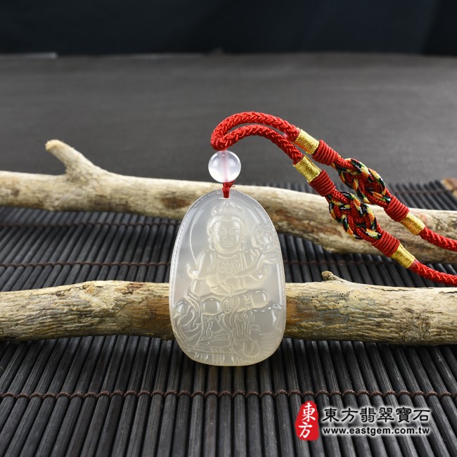 普賢菩薩項鍊玉珮情境照片  瑪瑙普賢菩薩項鍊玉珮（遍吉菩薩：普賢菩薩牌瑪瑙普賢菩薩玉珮、玉髓普賢菩薩玉墜）。白瑪瑙玉髓普賢菩薩，BS156。客製化訂做各種瑪瑙玉髓普賢菩薩吊墜玉珮項鍊。★附東方翡翠寶石保證卡