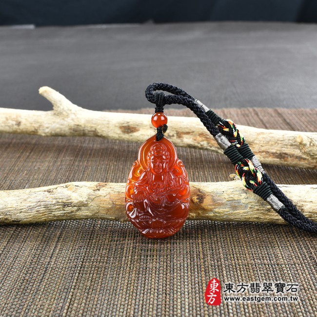 大勢至菩薩項鍊玉珮情境照片  瑪瑙大勢至菩薩項鍊玉珮（大勢至菩薩：大勢至菩薩牌瑪瑙大勢至菩薩玉珮、玉髓大勢至菩薩玉墜）。紅瑪瑙玉髓大勢至菩薩，GY1141。客製化訂做各種瑪瑙大勢至菩薩吊墜玉珮項鍊。★附東方翡翠寶石保證卡