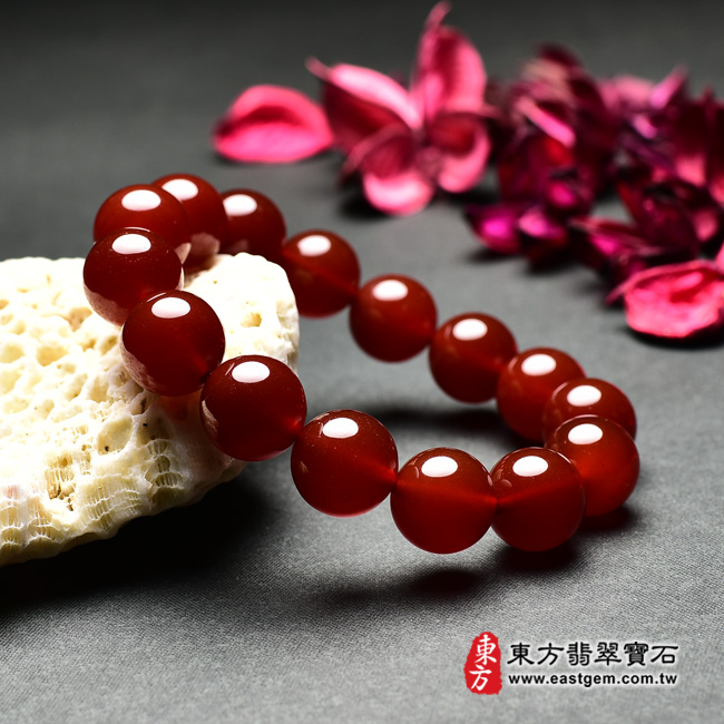 紅瑪瑙手鍊左側照片 紅瑪瑙手鍊(紅瑪瑙珠子，珠徑約14mm，15顆珠，OML248) 客製化設計各種紅瑪瑙珠串、紅瑪瑙珠子、紅瑪瑙手鍊、紅瑪瑙手珠。★附東方翡翠寶石保證卡