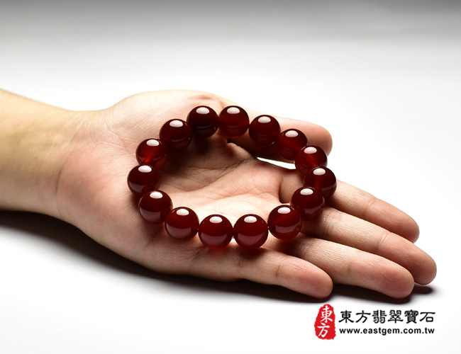 紅瑪瑙手鍊大小示意照片 紅瑪瑙手鍊(紅瑪瑙珠子，珠徑約14mm，15顆珠，OML250) 客製化設計各種紅瑪瑙珠串、紅瑪瑙珠子、紅瑪瑙手鍊、紅瑪瑙手珠。★附東方翡翠寶石保證卡