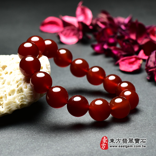 紅瑪瑙手鍊左側照片 紅瑪瑙手鍊(紅瑪瑙珠子，珠徑約14mm，15顆珠，OML251) 客製化設計各種紅瑪瑙珠串、紅瑪瑙珠子、紅瑪瑙手鍊、紅瑪瑙手珠。★附東方翡翠寶石保證卡