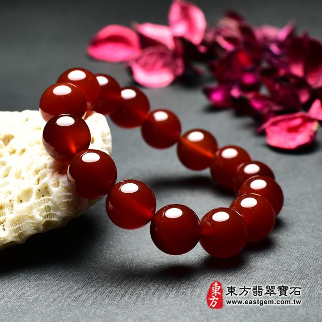 紅瑪瑙手鍊左側照片 紅瑪瑙手鍊(紅瑪瑙珠子，珠徑約14mm，15顆珠，OML251) 客製化設計各種紅瑪瑙珠串、紅瑪瑙珠子、紅瑪瑙手鍊、紅瑪瑙手珠。★附東方翡翠寶石保證卡