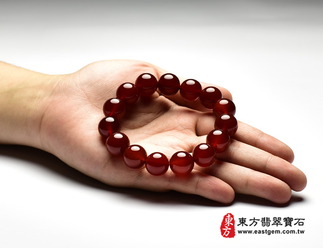紅瑪瑙手鍊大小示意照片 紅瑪瑙手鍊(紅瑪瑙珠子，珠徑約14mm，15顆珠，OML251) 客製化設計各種紅瑪瑙珠串、紅瑪瑙珠子、紅瑪瑙手鍊、紅瑪瑙手珠。★附東方翡翠寶石保證卡