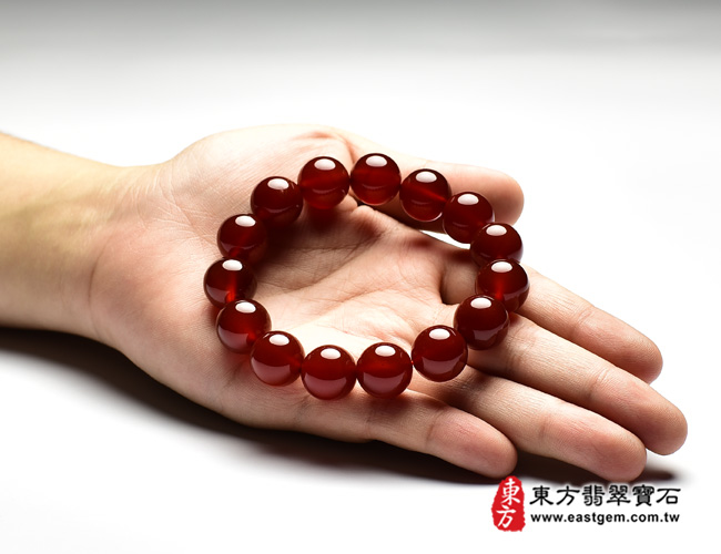 紅瑪瑙手鍊大小示意照片 紅瑪瑙手鍊(紅瑪瑙珠子，珠徑約14mm，15顆珠，OML253) 客製化設計各種紅瑪瑙珠串、紅瑪瑙珠子、紅瑪瑙手鍊、紅瑪瑙手珠。★附東方翡翠寶石保證卡