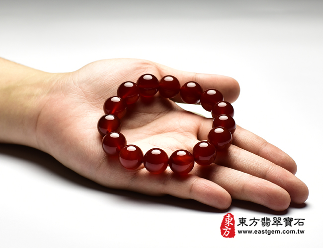 紅瑪瑙手鍊大小示意照片 （已出售勿下標，可訂做）紅瑪瑙手鍊(紅瑪瑙珠子，珠徑約14mm，15顆珠，OML255) 客製化設計各種紅瑪瑙珠串、紅瑪瑙珠子、紅瑪瑙手鍊、紅瑪瑙手珠。★附東方翡翠寶石保證卡