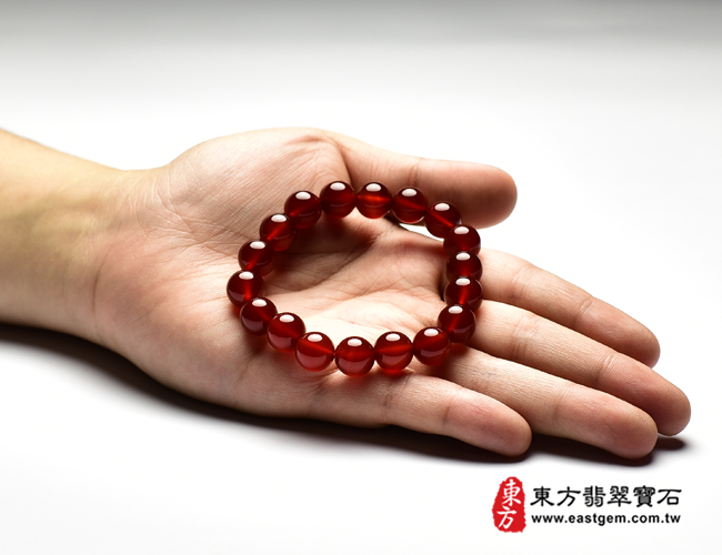 紅瑪瑙手鍊大小示意照片 紅瑪瑙手鍊(紅瑪瑙珠子，珠徑約10mm，19顆珠，OML285) 客製化設計各種紅瑪瑙珠串、紅瑪瑙珠子、紅瑪瑙手鍊、紅瑪瑙手珠。★附東方翡翠寶石保證卡