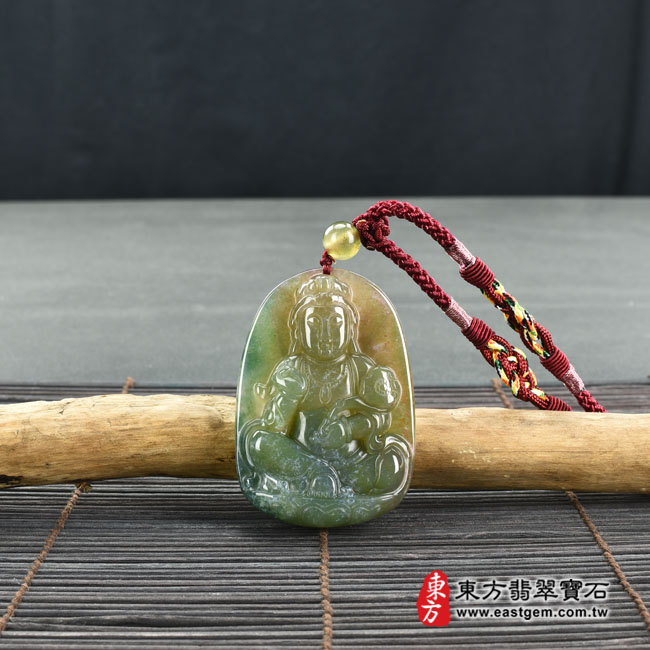 水草玉觀世音菩薩項鍊玉珮情境照片 水草玉觀世音菩薩項鍊玉珮（觀世音菩薩、如意觀音：觀世音菩薩牌水草玉觀世音菩薩玉珮、水草玉觀世音菩薩玉墜）。綠色帶紅色帶黃色水草玉觀世音菩薩，GY1266。客製化訂做各種水草玉觀世音菩薩吊墜玉珮項鍊。★附東方翡翠寶石保證卡