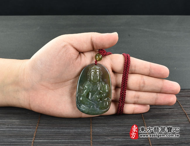 水草玉觀世音菩薩項鍊玉珮大小示意圖 水草玉觀世音菩薩項鍊玉珮（觀世音菩薩、如意觀音：觀世音菩薩牌水草玉觀世音菩薩玉珮、水草玉觀世音菩薩玉墜）。綠色帶紅色帶黃色水草玉觀世音菩薩，GY1266。客製化訂做各種水草玉觀世音菩薩吊墜玉珮項鍊。★附東方翡翠寶石保證卡