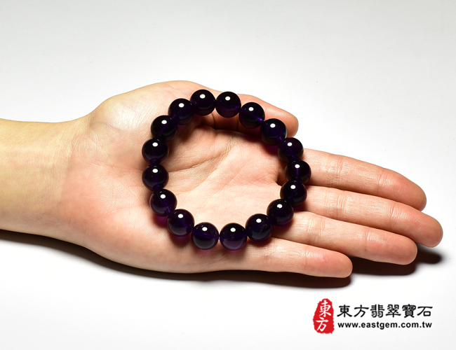 紫水晶手鍊大小示意照片 紫水晶手鍊(紫水晶珠子，珠徑約12mm，OPB100) 客製化設計各種紫水晶珠串、紫水晶珠子、紫水晶手鍊、紫水晶手珠。★附東方翡翠寶石保證卡