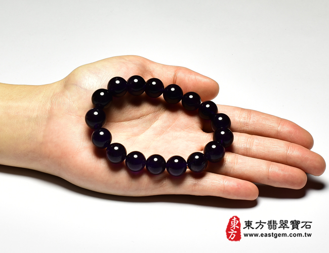 紫水晶手鍊大小示意照片 紫水晶手鍊(紫水晶珠子，珠徑約12mm，OPB101) 客製化設計各種紫水晶珠串、紫水晶珠子、紫水晶手鍊、紫水晶手珠。★附東方翡翠寶石保證卡