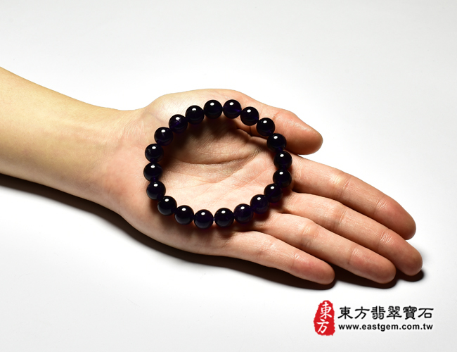紫水晶手鍊大小示意照片 紫水晶手鍊(紫水晶珠子，珠徑約10mm，OPB110) 客製化設計各種紫水晶珠串、紫水晶珠子、紫水晶手鍊、紫水晶手珠。★附東方翡翠寶石保證卡
