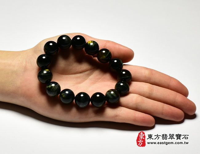 黃藍虎眼手鍊 大小示意照片 黃藍虎眼手鍊、鷹眼石手鍊(黃藍虎眼珠子、鷹眼石珠子，珠徑約14mm，YBE009) 客製化設計各種黃藍虎眼珠串、黃藍虎眼珠子、黃藍虎眼手鍊、黃藍虎眼手珠。★附東方翡翠寶石保證卡