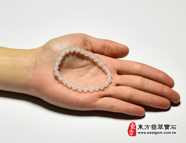 白瑪瑙手鍊大小示意照片 白瑪瑙手鍊(白瑪瑙珠子，珠徑約6mm，27顆珠，OML409) 客製化設計各種白瑪瑙珠串、白瑪瑙珠子、白瑪瑙手鍊、白瑪瑙手珠。★附東方翡翠寶石保證卡