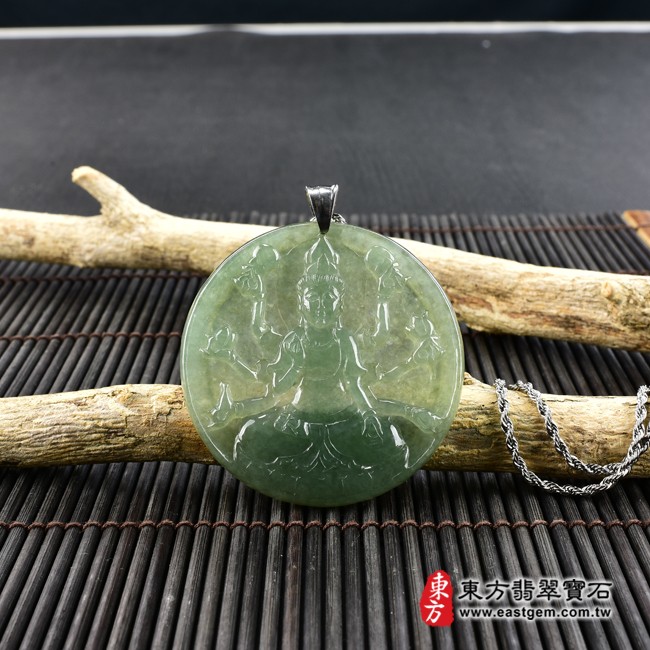 千手觀音項鍊玉珮情境照片  翡翠千手觀音項鍊玉珮（千手觀音：千手觀音牌A貨翡翠千手觀音玉珮、緬甸玉千手觀音玉墜）。油青糯冰種千手觀音，LH044。客製化訂做各種翡翠千手觀音吊墜玉珮項鍊。★附A貨翡翠雙證書