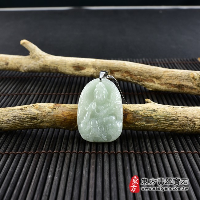 普賢菩薩項鍊玉珮情境照片  翡翠普賢菩薩項鍊玉珮（遍吉菩薩：普賢菩薩牌A貨翡翠普賢菩薩玉珮、緬甸玉普賢菩薩玉墜）。淡綠色糯種普賢菩薩，BS186。客製化訂做各種翡翠普賢菩薩吊墜玉珮項鍊。★附A貨翡翠雙證書