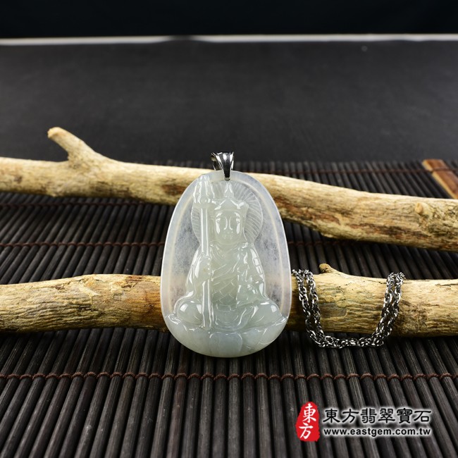 地藏王菩薩項鍊玉珮情境照片  翡翠地藏王菩薩項鍊玉珮（地藏王菩薩：地藏王菩薩牌A貨翡翠地藏王菩薩玉珮、緬甸玉地藏王菩薩玉墜）。淡綠色糯冰種地藏王菩薩，DY122。客製化訂做各種翡翠地藏王菩薩吊墜玉珮項鍊。★附A貨翡翠雙證書