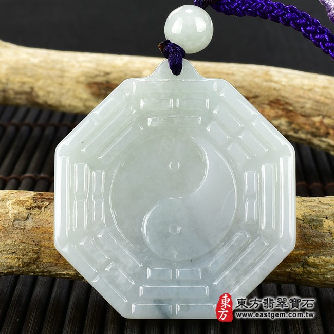 八卦項鍊玉珮正面照片  翡翠八卦項鍊玉珮（精工八卦太極，後天八卦：八卦牌A貨翡翠八卦玉珮、緬甸玉八卦玉墜）。淡綠色糯種八卦，ED260。客製化訂做各種翡翠八卦吊墜玉珮項鍊。★附A貨翡翠雙證書