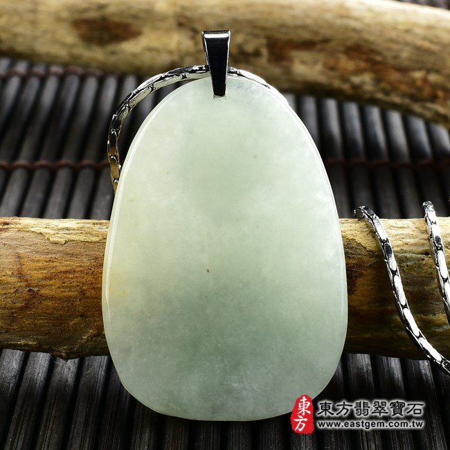 大日如來項鍊玉珮背面照片  翡翠大日如來項鍊玉珮（大日如來：大日如來牌A貨翡翠大日如來玉珮、緬甸玉大日如來玉墜）。淡綠色糯種大日如來，FD509。客製化訂做各種翡翠大日如來吊墜玉珮項鍊。★附A貨翡翠雙證書