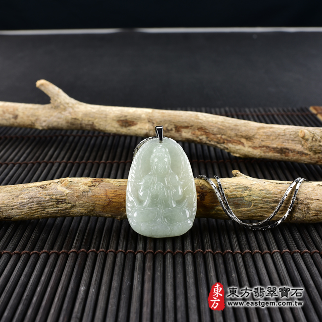大日如來項鍊玉珮情境照片  翡翠大日如來項鍊玉珮（大日如來：大日如來牌A貨翡翠大日如來玉珮、緬甸玉大日如來玉墜）。淡綠色糯種大日如來，FD509。客製化訂做各種翡翠大日如來吊墜玉珮項鍊。★附A貨翡翠雙證書