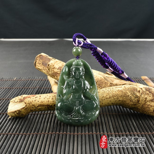 大勢至菩薩項鍊玉珮情境照片  翡翠大勢至菩薩項鍊玉珮（大勢至菩薩：大勢至菩薩牌A貨翡翠大勢至菩薩玉珮、緬甸玉大勢至菩薩玉墜）。綠色糯種大勢至菩薩，GY1351。客製化訂做各種翡翠大勢至菩薩吊墜玉珮項鍊。★附A貨翡翠雙證書
