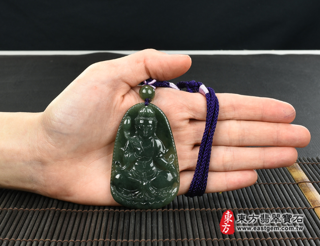 大勢至菩薩項鍊玉珮大小示意照片  翡翠大勢至菩薩項鍊玉珮（大勢至菩薩：大勢至菩薩牌A貨翡翠大勢至菩薩玉珮、緬甸玉大勢至菩薩玉墜）。綠色糯種大勢至菩薩，GY1351。客製化訂做各種翡翠大勢至菩薩吊墜玉珮項鍊。★附A貨翡翠雙證書