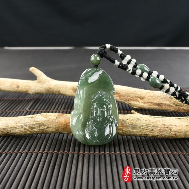 觀音項鍊玉珮情境照片  翡翠觀音項鍊玉珮（觀世音菩薩：觀音牌A貨翡翠觀音玉珮、緬甸玉觀世音菩薩玉墜）。綠色糯種觀音，GY1357。客製化訂做各種翡翠觀音吊墜玉珮項鍊。★附A貨翡翠雙證書