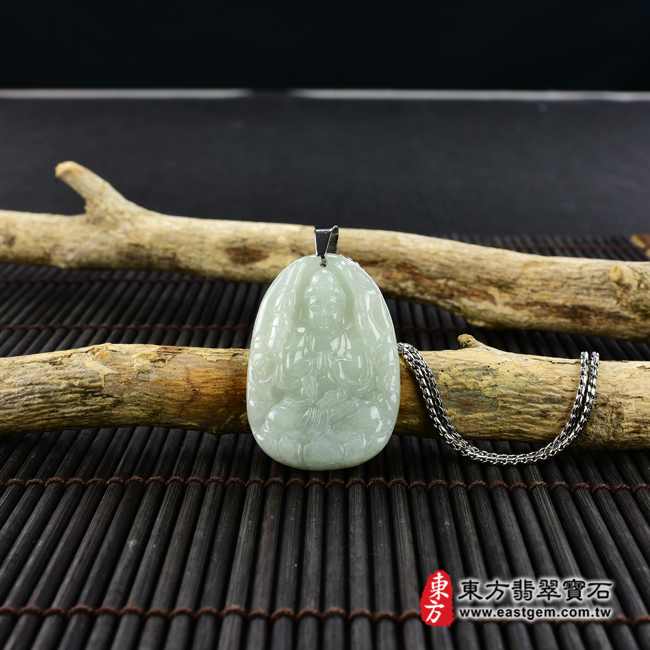 千手觀音項鍊玉珮情境照片  翡翠千手觀音項鍊玉珮（千手觀音：千手觀音牌A貨翡翠千手觀音玉珮、緬甸玉千手觀音玉墜）。淡綠色糯種千手觀音，LH230。客製化訂做各種翡翠千手觀音吊墜玉珮項鍊。★附A貨翡翠雙證書