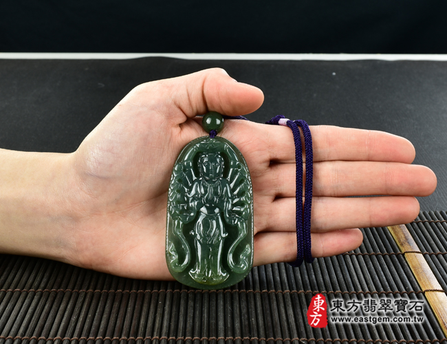 千手觀音項鍊玉珮大小示意照片  翡翠千手觀音項鍊玉珮（千手觀音：千手觀音牌A貨翡翠千手觀音玉珮、緬甸玉千手觀音玉墜）。綠色糯種千手觀音，LH235。客製化訂做各種翡翠千手觀音吊墜玉珮項鍊。★附A貨翡翠雙證書