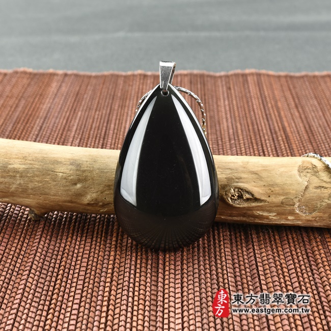 炫彩黑曜石水滴項鍊玉珮情境照片 炫彩黑曜石水滴項鍊玉珮（水滴牌炫彩黑曜石玉珮、炫彩黑曜石水滴玉墜）。炫彩黑曜石水滴，EG183。客製化訂做各種炫彩黑曜石水滴吊墜玉珮項鍊。★東方翡翠寶石保證卡