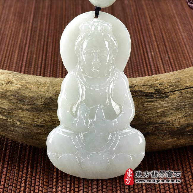 翡翠觀世音菩薩項鍊玉珮正面照片 翡翠觀世音菩薩項鍊玉珮（觀世音菩薩、寶瓶觀音：觀世音菩薩牌A貨翡翠觀世音菩薩玉珮、緬甸玉觀世音菩薩玉墜）。白綠色糯種觀世音菩薩，GY1385。客製化訂做各種翡翠觀世音菩薩吊墜玉珮項鍊。★附A貨翡翠雙證書
