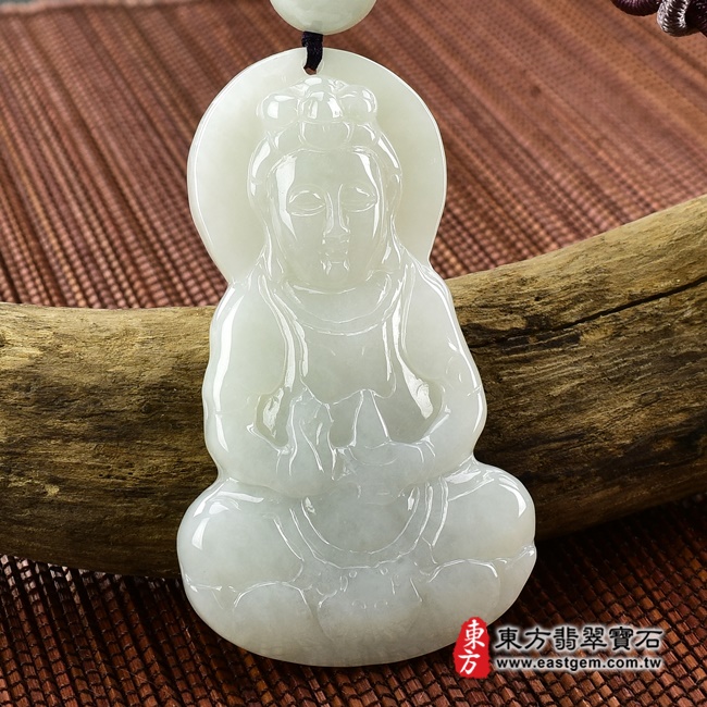 翡翠觀世音菩薩項鍊玉珮左側照片 翡翠觀世音菩薩項鍊玉珮（觀世音菩薩、寶瓶觀音：觀世音菩薩牌A貨翡翠觀世音菩薩玉珮、緬甸玉觀世音菩薩玉墜）。白綠色糯種觀世音菩薩，GY1385。客製化訂做各種翡翠觀世音菩薩吊墜玉珮項鍊。★附A貨翡翠雙證書