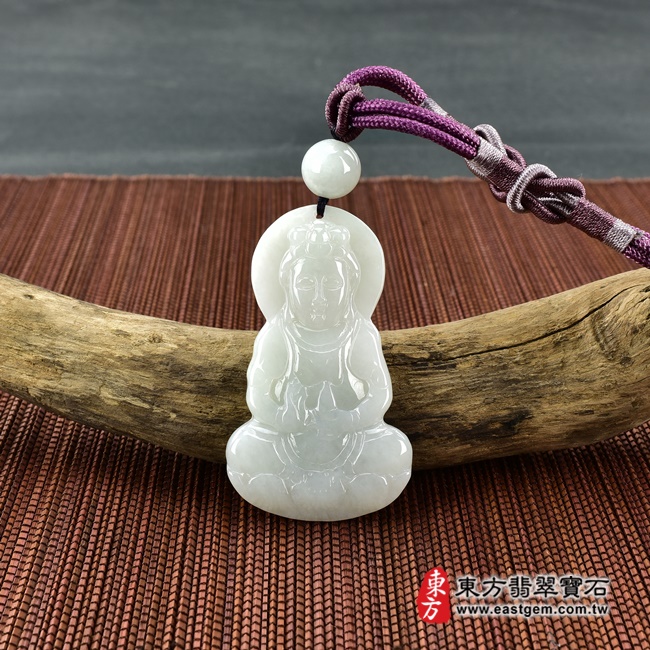 翡翠觀世音菩薩項鍊玉珮情境照片 翡翠觀世音菩薩項鍊玉珮（觀世音菩薩、寶瓶觀音：觀世音菩薩牌A貨翡翠觀世音菩薩玉珮、緬甸玉觀世音菩薩玉墜）。白綠色糯種觀世音菩薩，GY1385。客製化訂做各種翡翠觀世音菩薩吊墜玉珮項鍊。★附A貨翡翠雙證書