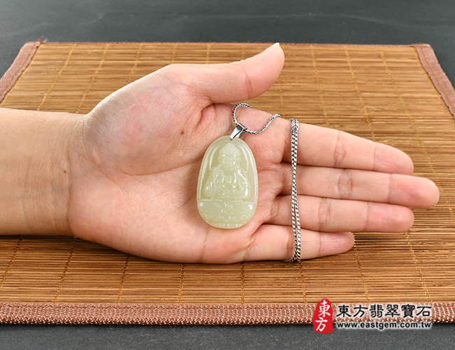 阿彌陀佛項鍊玉珮大小示意照片  和田白玉阿彌陀佛項鍊玉珮（阿彌陀佛：阿彌陀佛牌和田白玉阿彌陀佛玉珮、和闐白玉阿彌陀佛玉墜）。天然和田白玉和闐白玉阿彌陀佛，FD536。客製化訂做各種和田白玉和闐白玉阿彌陀佛吊墜玉珮項鍊。★附東方翡翠寶石保證卡