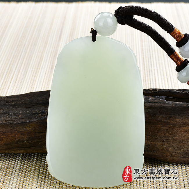 關公項鍊玉珮背面照片  和田白玉關公項鍊玉珮（關聖帝君：關公牌和田白玉關公玉珮、和闐白玉關公玉墜）。天然和田白玉和闐白玉關公，KG425。客製化訂做各種和田白玉和闐白玉關公吊墜玉珮項鍊。★附東方翡翠寶石保證卡