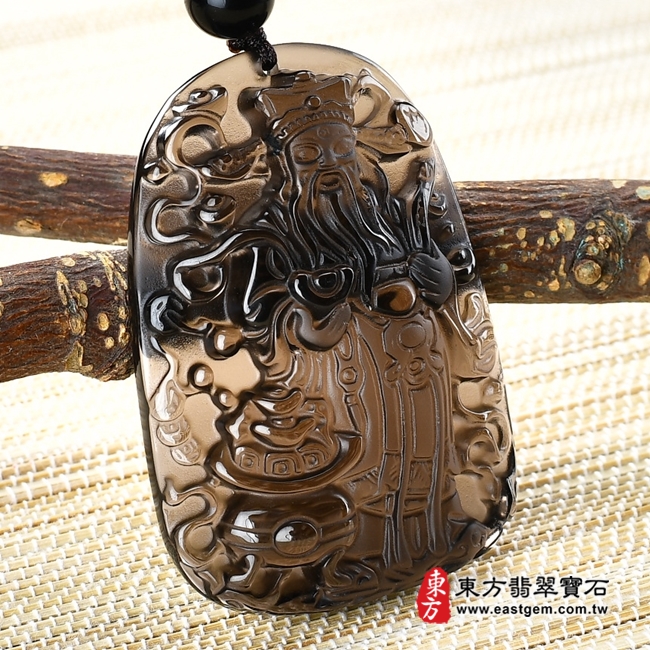 黑曜石福德正神土地公財神爺項鍊玉珮左側照片 黑曜石福德正神土地公財神爺項鍊玉珮（福德正神土地公財神爺：福德正神土地公財神爺牌黑曜石福德正神土地公財神爺玉珮、黑曜石福德正神土地公財神爺玉墜）。冰種黑曜石福德正神土地公財神爺，CG024。客製化訂做各種黑曜石福德正神土地公財神爺吊墜玉珮項鍊。★附東方翡翠寶石保證卡