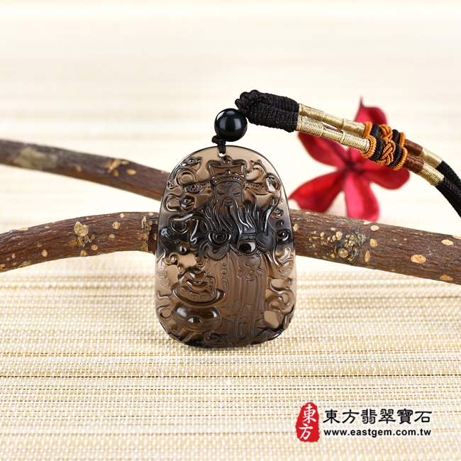 黑曜石福德正神土地公財神爺項鍊玉珮情境照片 黑曜石福德正神土地公財神爺項鍊玉珮（福德正神土地公財神爺：福德正神土地公財神爺牌黑曜石福德正神土地公財神爺玉珮、黑曜石福德正神土地公財神爺玉墜）。冰種黑曜石福德正神土地公財神爺，CG024。客製化訂做各種黑曜石福德正神土地公財神爺吊墜玉珮項鍊。★附東方翡翠寶石保證卡