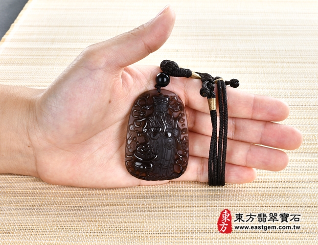 黑曜石福德正神土地公財神爺項鍊玉大小示意照片 黑曜石福德正神土地公財神爺項鍊玉珮（福德正神土地公財神爺：福德正神土地公財神爺牌黑曜石福德正神土地公財神爺玉珮、黑曜石福德正神土地公財神爺玉墜）。冰種黑曜石福德正神土地公財神爺，CG024。客製化訂做各種黑曜石福德正神土地公財神爺吊墜玉珮項鍊。★附東方翡翠寶石保證卡