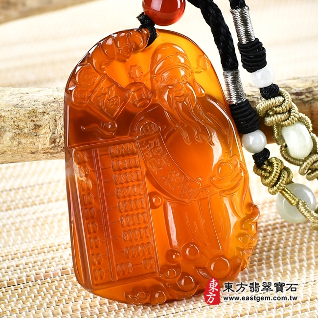 瑪瑙福德正神土地公財神爺項鍊玉珮左側照片 瑪瑙福德正神土地公財神爺項鍊玉珮（福德正神土地公財神爺：福德正神土地公財神爺牌瑪瑙福德正神土地公財神爺玉珮、玉髓福德正神土地公財神爺玉墜）。紅色瑪瑙玉髓福德正神土地公財神爺，CG029。客製化訂做各種瑪瑙玉髓福德正神土地公財神爺吊墜玉珮項鍊。★附東方翡翠寶石保證卡