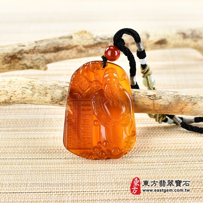 瑪瑙福德正神土地公財神爺項鍊玉珮情境照片 瑪瑙福德正神土地公財神爺項鍊玉珮（福德正神土地公財神爺：福德正神土地公財神爺牌瑪瑙福德正神土地公財神爺玉珮、玉髓福德正神土地公財神爺玉墜）。紅色瑪瑙玉髓福德正神土地公財神爺，CG029。客製化訂做各種瑪瑙玉髓福德正神土地公財神爺吊墜玉珮項鍊。★附東方翡翠寶石保證卡