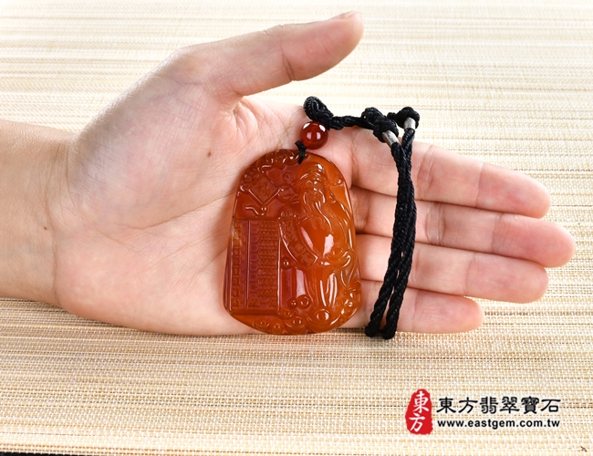 瑪瑙福德正神土地公財神爺項鍊玉珮大小示意照片 瑪瑙福德正神土地公財神爺項鍊玉珮（福德正神土地公財神爺：福德正神土地公財神爺牌瑪瑙福德正神土地公財神爺玉珮、玉髓福德正神土地公財神爺玉墜）。紅色瑪瑙玉髓福德正神土地公財神爺，CG029。客製化訂做各種瑪瑙玉髓福德正神土地公財神爺吊墜玉珮項鍊。★附東方翡翠寶石保證卡