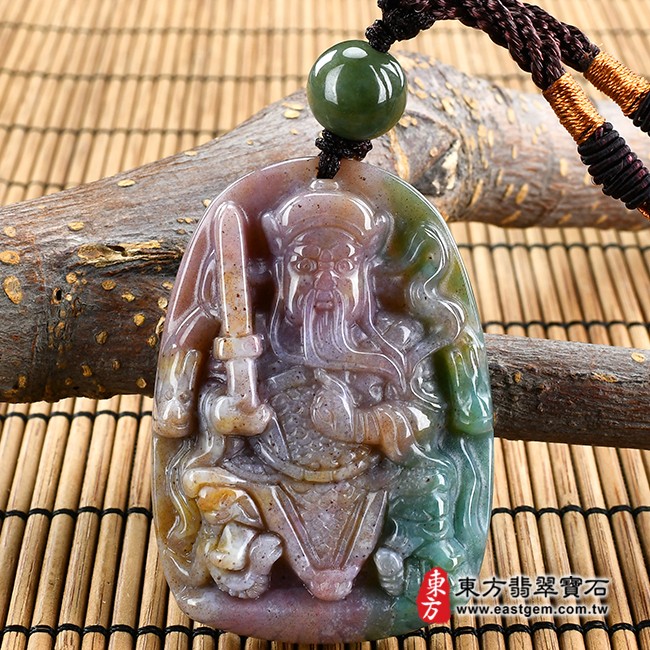 水草玉玄天上帝項鍊玉珮正面照片 水草玉玄天上帝項鍊玉珮（玄天上帝：玄天上帝牌水草玉玄天上帝玉珮、水草玉玄天上帝玉墜）。綠色帶紫色帶黃色水草玉玄天上帝，ST118。客製化訂做各種水草玉玄天上帝吊墜玉珮項鍊。★附東方翡翠寶石保證卡