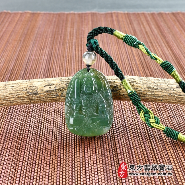 水草玉不動明王項鍊玉珮情境照片 水草玉不動明王項鍊玉珮（不動明王：不動明王牌水草玉不動明王玉珮、水草玉不動明王玉墜）。綠色水草玉不動明王，FD562。客製化訂做各種水草玉不動明王吊墜玉珮項鍊。★附東方翡翠寶石保證卡