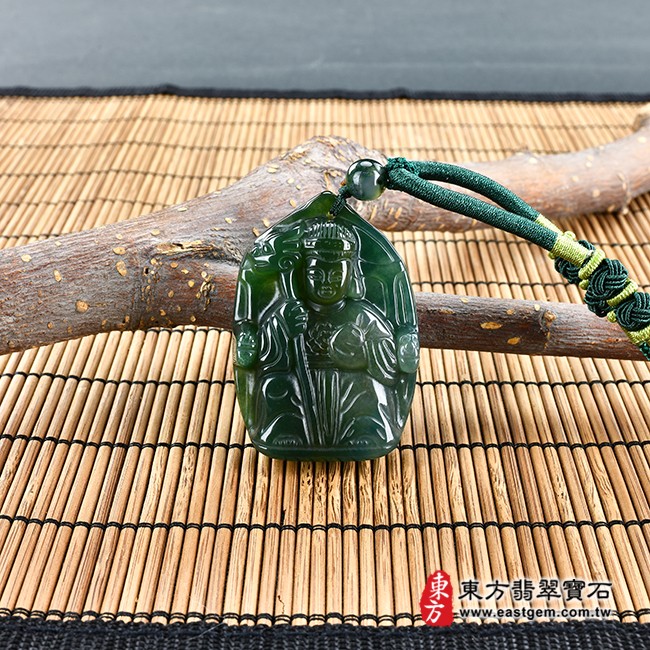 水草玉瑤池金母項鍊玉珮情境照片 水草玉瑤池金母項鍊玉珮（王母娘娘：瑤池金母牌水草玉瑤池金母玉珮、水草玉瑤池金母玉墜）。綠色水草玉瑤池金母，QE053。客製化訂做各種水草玉瑤池金母吊墜玉珮項鍊。★附東方翡翠寶石保證卡